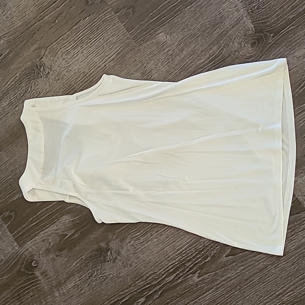 White House Black Market- White Scoop Neck Tank - Picture 4 of 5